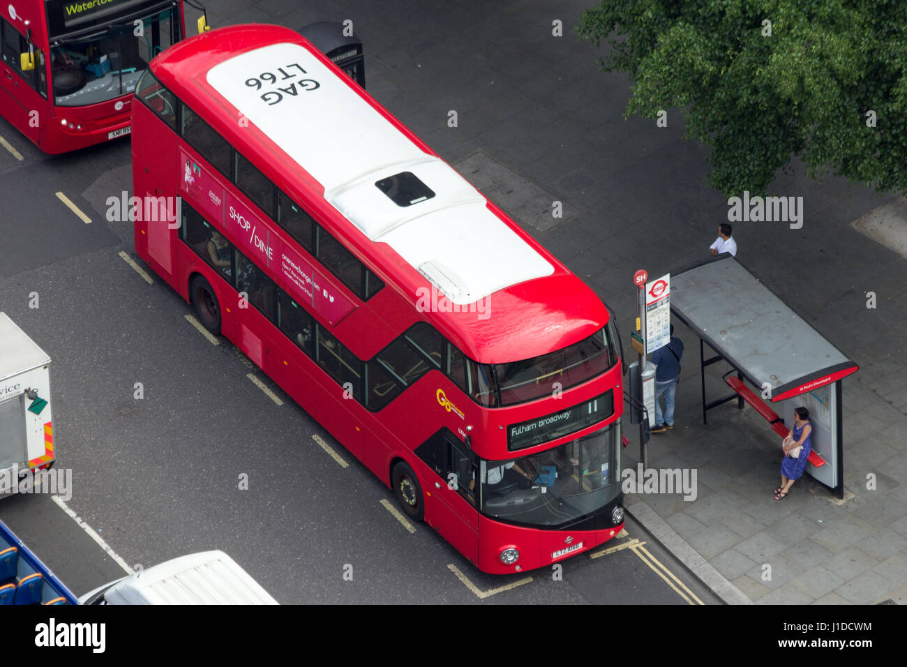 LONDON - 1. Juli 2015: A Doppeldecker-Bus auf der Straße in London Stockfoto