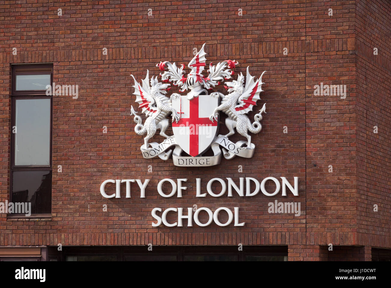LONDON, UK - 1. Juli 2015: City of London School Schild an einer roten Backsteinmauer in London. CLS ist eine Tagesschule für Jungen. Stockfoto