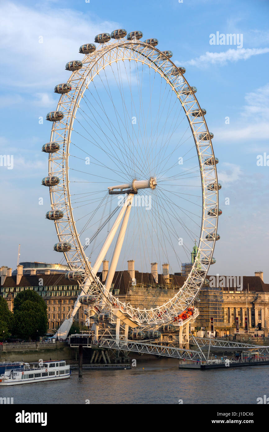 LONDON, UK - 1. Juli 2015: Blick auf das London Eye Riesenrad. Eine berühmte Sehenswürdigkeit und mit einer Höhe von 135 Metern die größte in Europ 443 ft Stockfoto