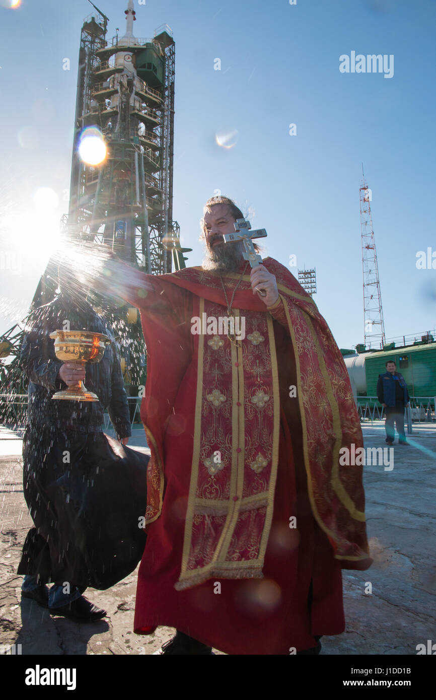 Ein russisch-orthodoxer Priester führt der traditionelle Segnung des Raumschiffs Sojus MS-04 am Weltraumbahnhof Baikonur 18. April 2017 in Baikonur, Kasachstan. Auf vier und einen halben Monat Mission zur internationalen Raumstation ISS starten Kosmonauten Fyodor Yurchikhin und amerikanische Astronaut Jack Fischer Expedition 51 20. April. Stockfoto