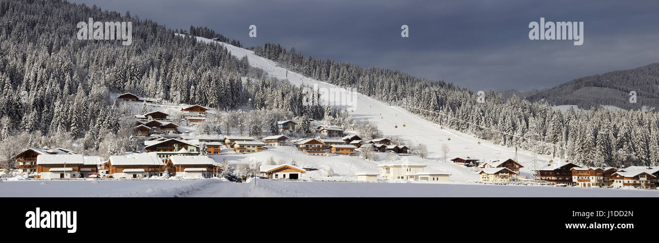 Schneebedeckte Skipiste in den europäischen Alpen. Flachau, Österreich Stockfoto