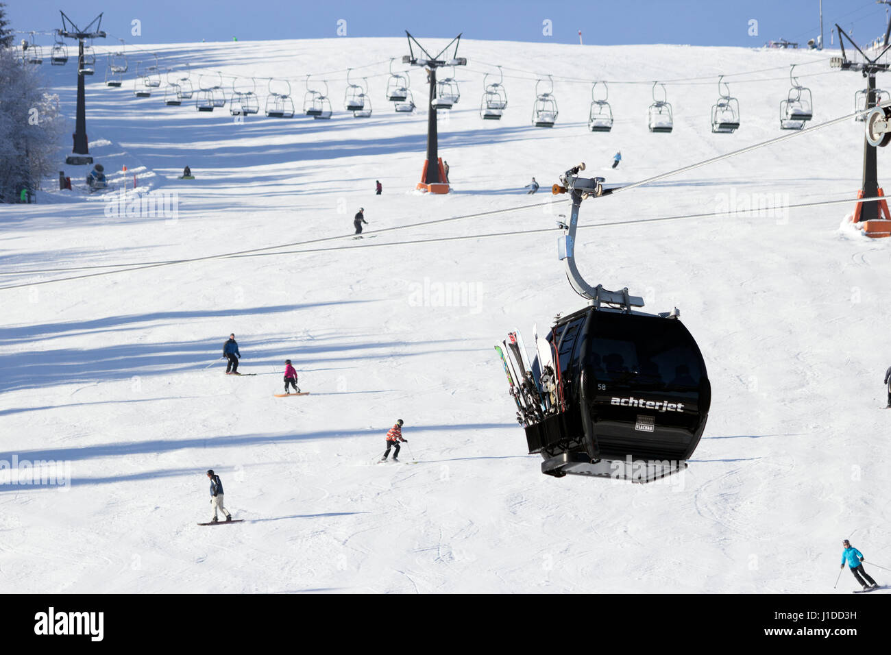 FLACHAU, Österreich - 29. Dezember 2012: Skilift Kabel Stand der Piste in den österreichischen Alpen hinauf. Diese Pisten sind Teil des Netzwerks Ski-Armada, die la Stockfoto