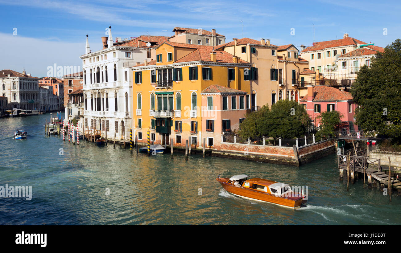 Palazia und ein Wasser-Taxi am Canal Grande in Venedig, Italien Stockfoto