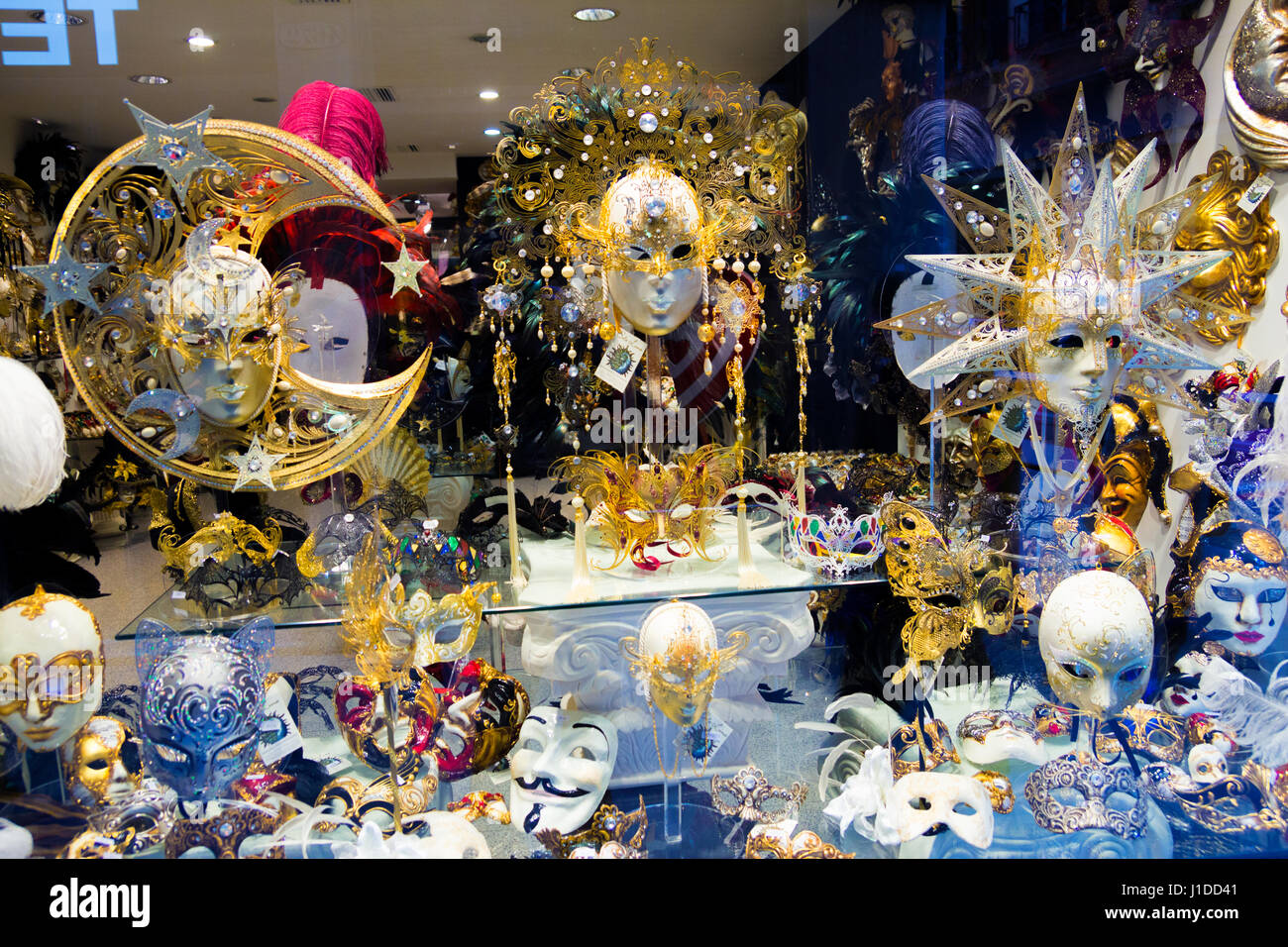 Venedig, Italien - 7. Februar 2013: Schaufenster mit Karnevalsmasken und Souvenirs in einer kleinen Straße in den Tagen des Karnevals in Venedig. Stockfoto