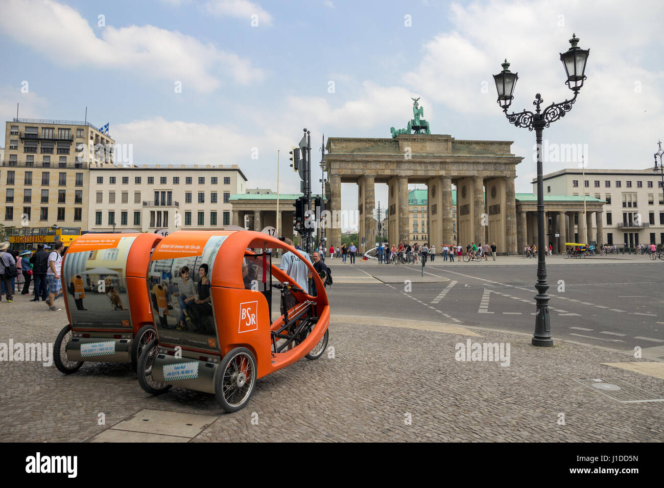 BERLIN, Deutschland - 23. Mai 2014: Taxi Fahrräder vor dem Brandenburger Tor in Berlin, Deutschland. Stockfoto