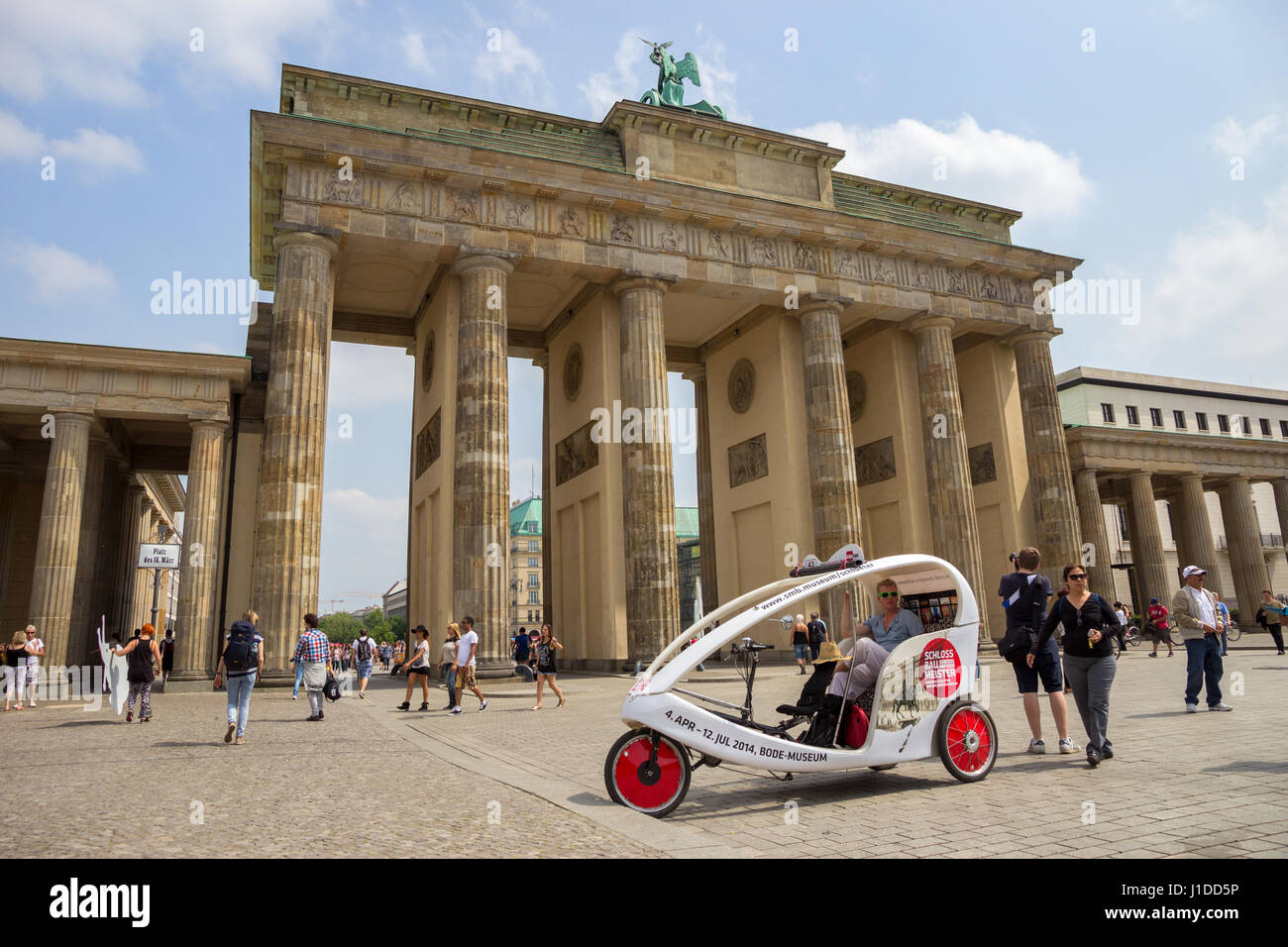 BERLIN, Deutschland - 23. Mai 2014: Taxi Fahrrad wartet vor dem Brandenburger Tor in Berlin, Deutschland. Insgesamt 5.334 Kilometer Straßen laufen throug Stockfoto