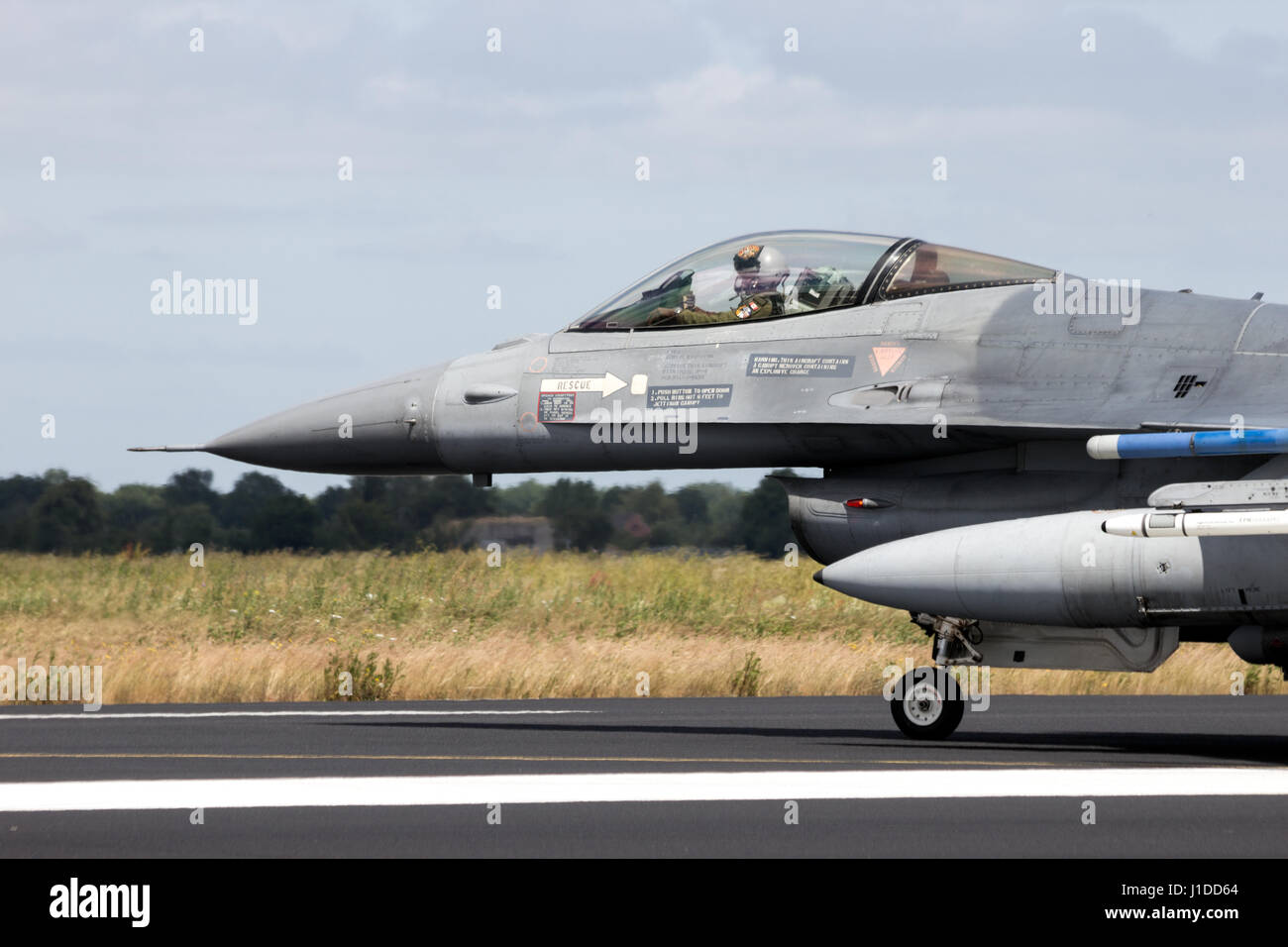 SCHLESWIG-JAGEL, Deutschland-23. Juni 2014: Lockheed Martin F-16 Kampfjet Flugzeug auf der Landebahn während dem NATO Tiger Meet bei Schleswig-Jagel Airbase. Stockfoto