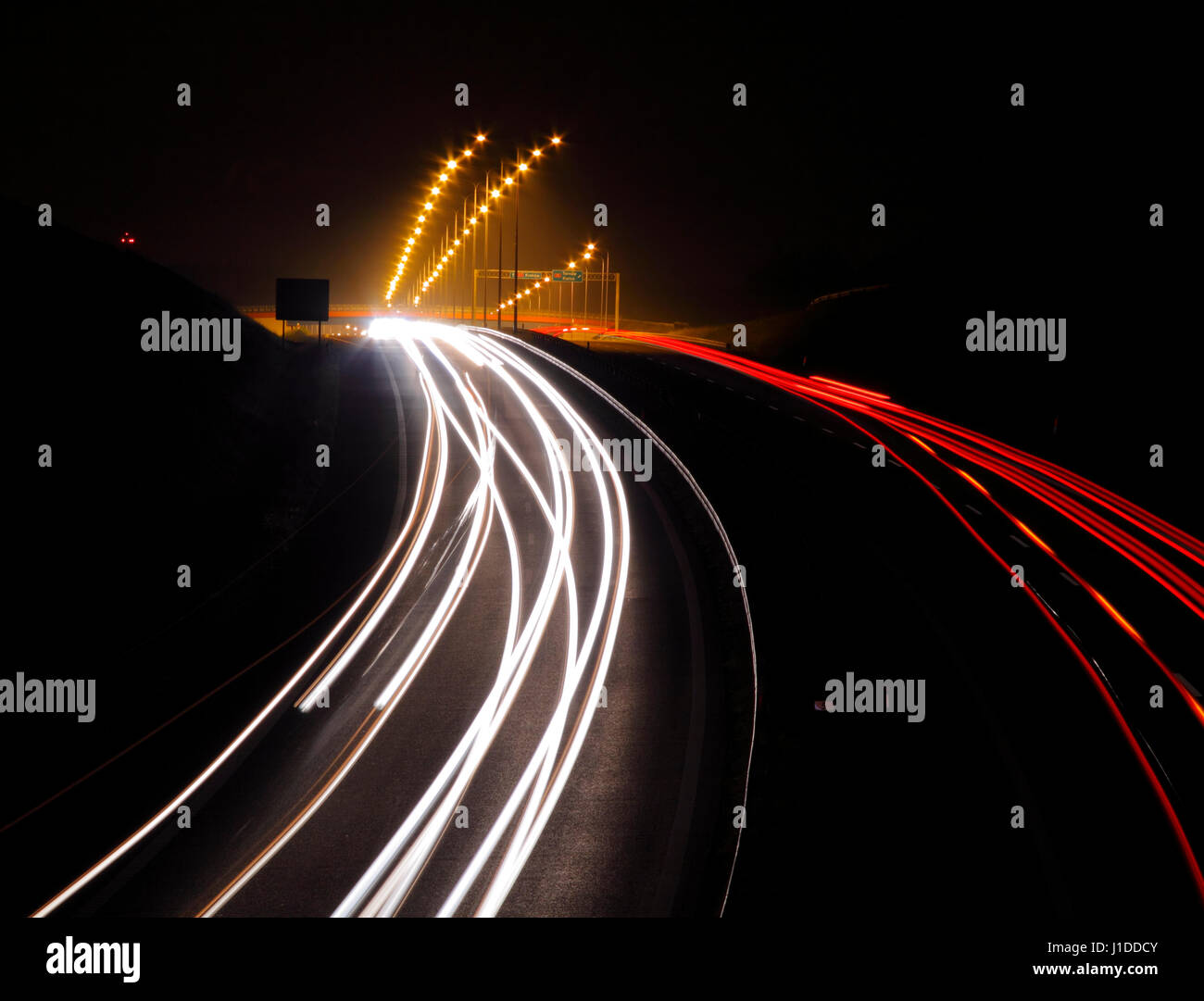 Autobahn mit Autolichter Routen in der Nacht. Polen, Woiwodschaft Świętokrzyskie. Stockfoto