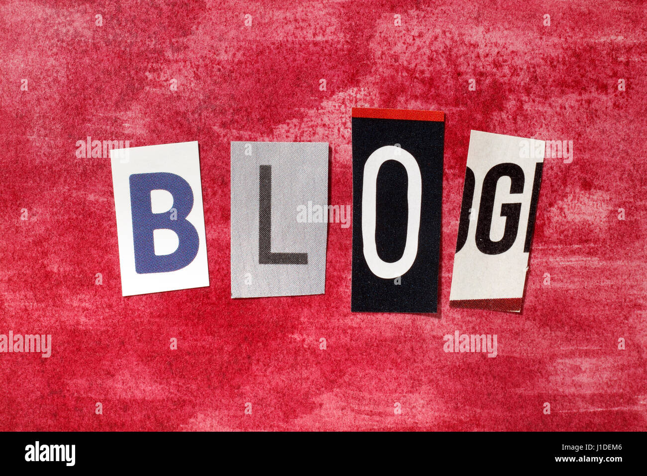 Das Wort Blog aus ausgeschnittenen Magazin Buchstaben auf rotem gemalten Hintergrund geklebt Stockfoto