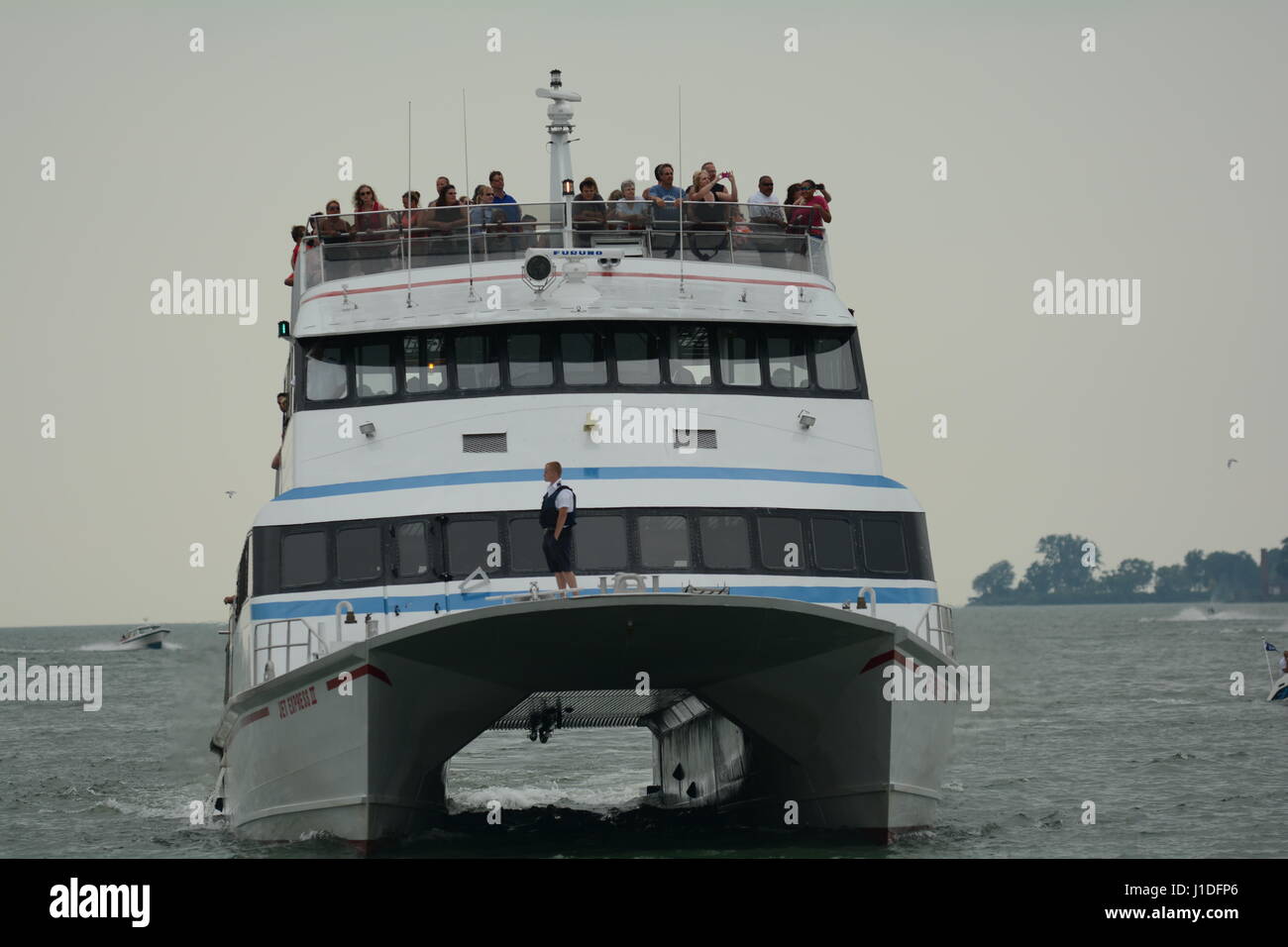 Jetboot voller Menschen Stockfoto