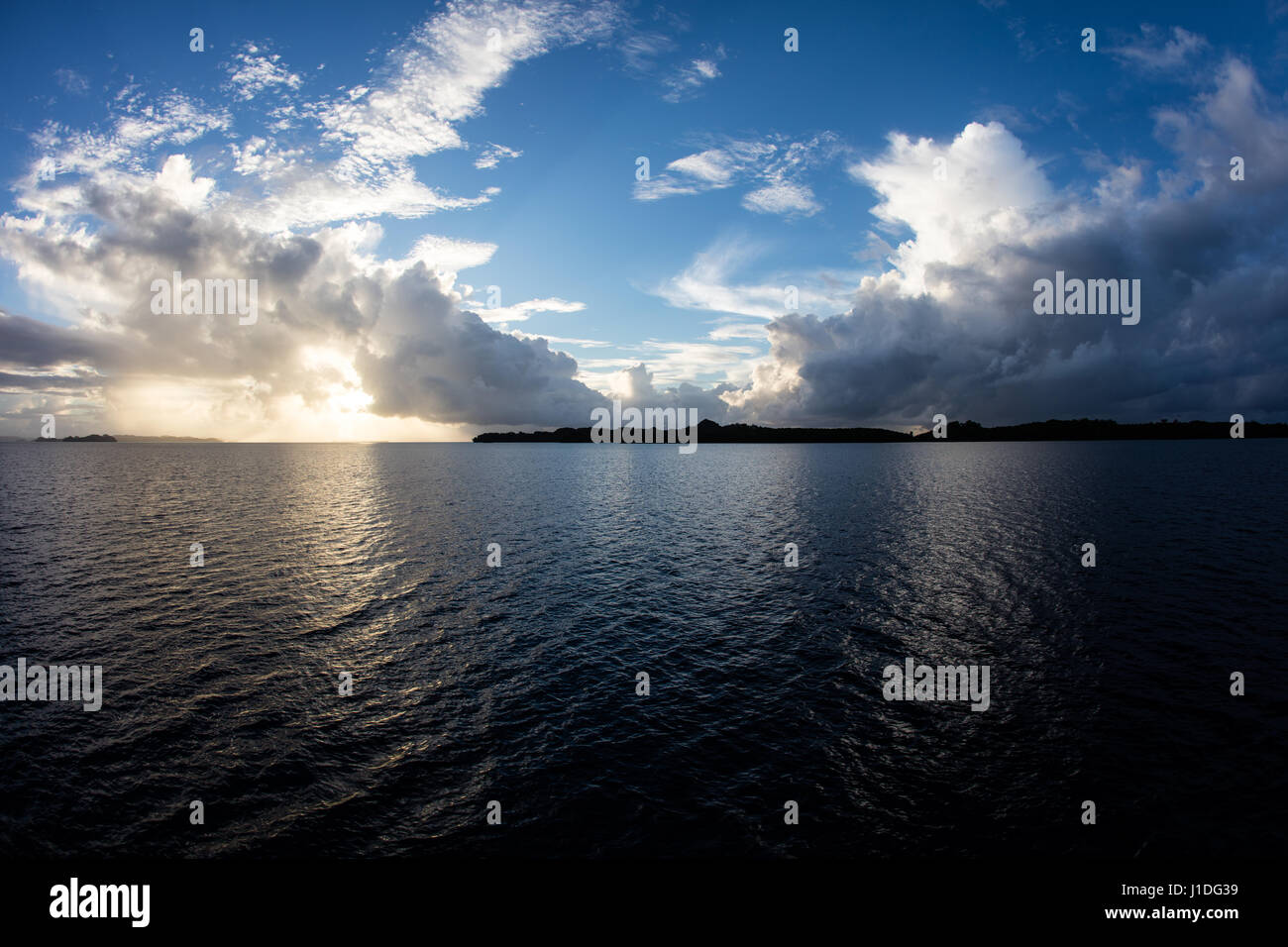 Ein schöner Sonnenaufgang erscheint über tropische Lagune Wasser in die Republik Palau. Dieses mikronesischen Land ist ein beliebtes Urlaubsziel. Stockfoto