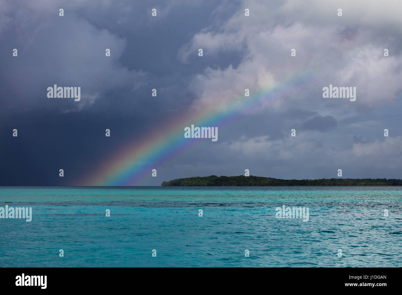 Ein schöner Regenbogen erscheint über tropische Lagune Wasser in die Republik Palau. Dieses mikronesischen Land ist ein beliebtes Urlaubsziel. Stockfoto