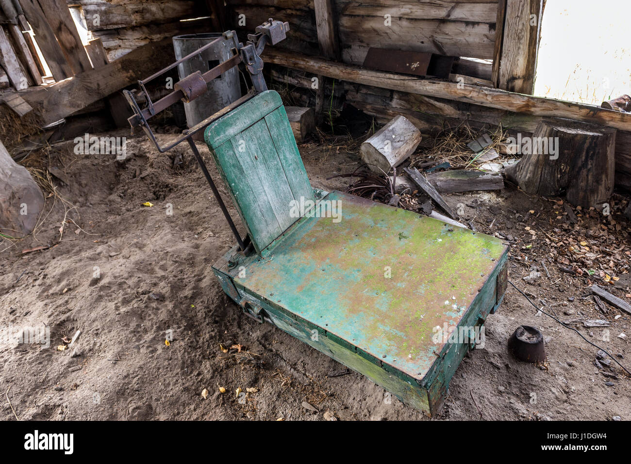 Alte Waage in Mashevo verlassenen Dorf Tschernobyl Nuclear Power Plant Zone der Entfremdung Umgebung Reaktorkatastrophe in der Ukraine Stockfoto