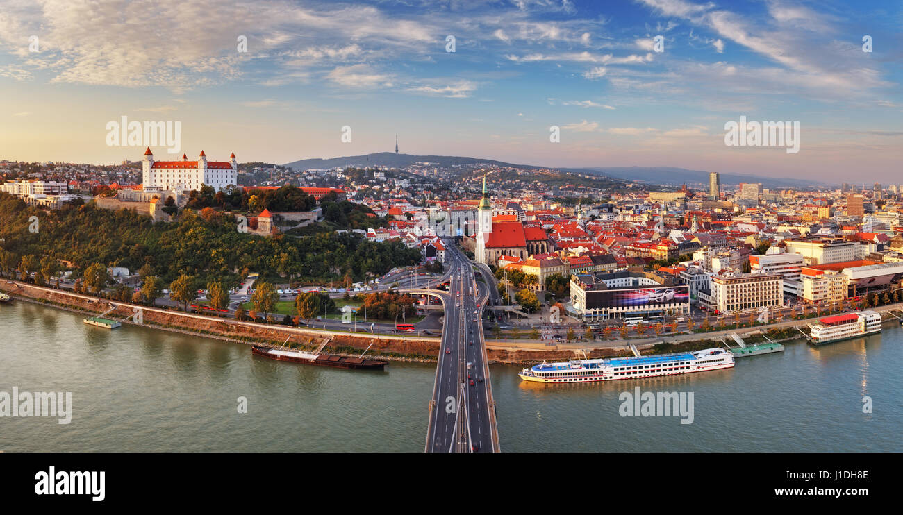 Bratislava Panorama mit Schloss Stockfoto