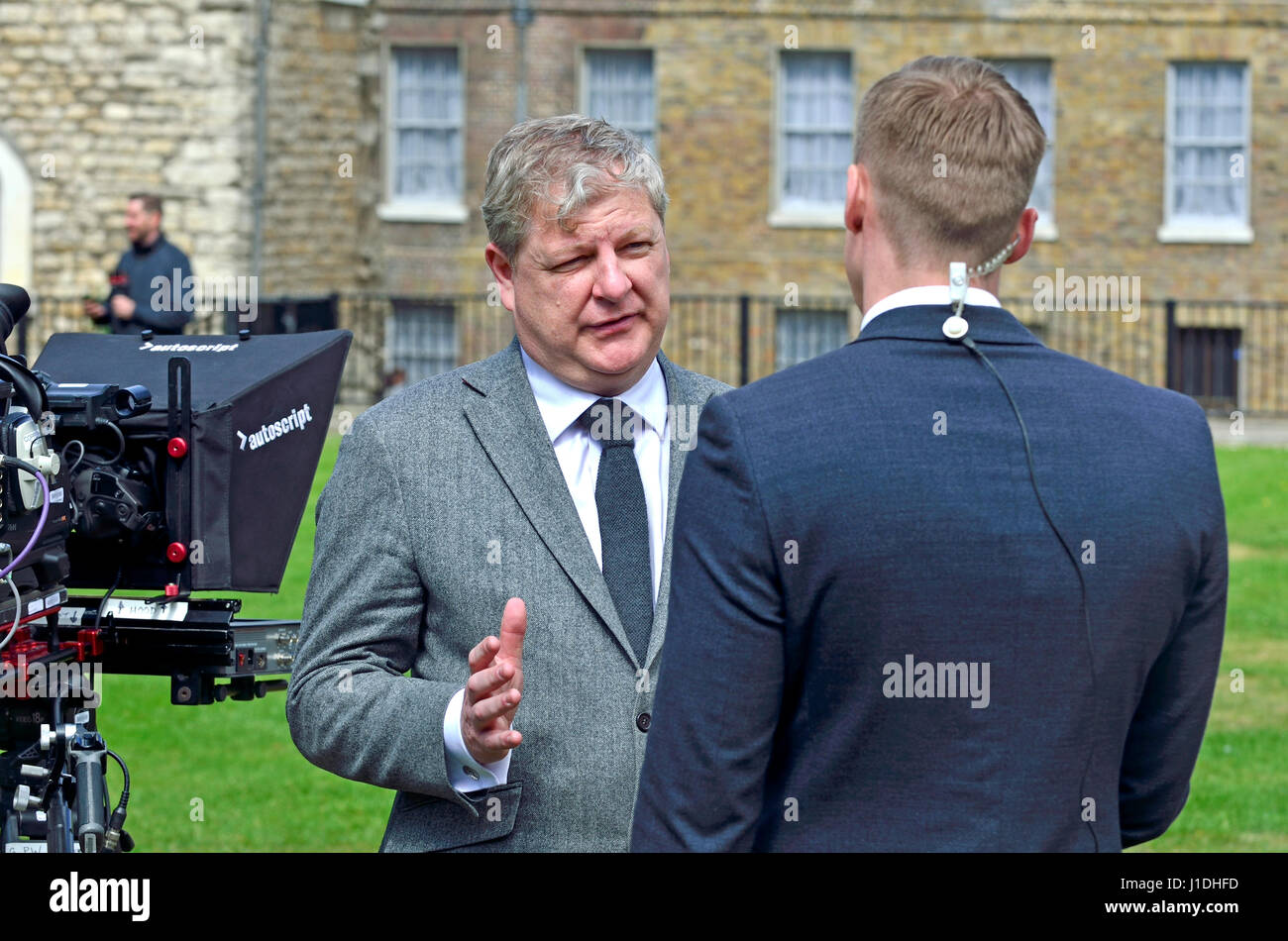 Angus Robertson MP (SNP: Moray) interviewt am College Green, Westminster 18. April 2017 kurz nach den Parlamentswahlen wurde angekündigt. Stockfoto