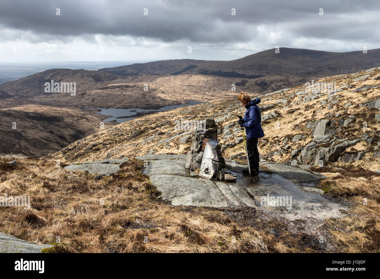 Walker und Denkmal für zwei Besatzungen, die ihr Leben verloren, wenn ihr F-111E Flugzeug stürzte auf Criagnaw, Galloway Hills, Schottland 19. Dezember 1979 Stockfoto