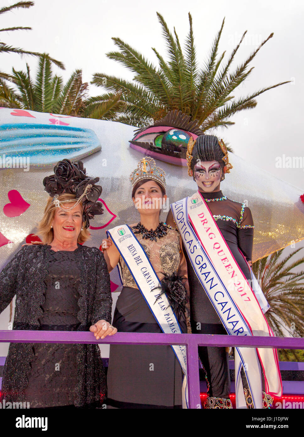 Las Palmas de Gran Canaria, Spanien - März 05: Königin des Karnevals, Drag  Queen und ein Stadtrat Rep bei der traditionellen Abschlussfeier -  Begräbnis Stockfotografie - Alamy