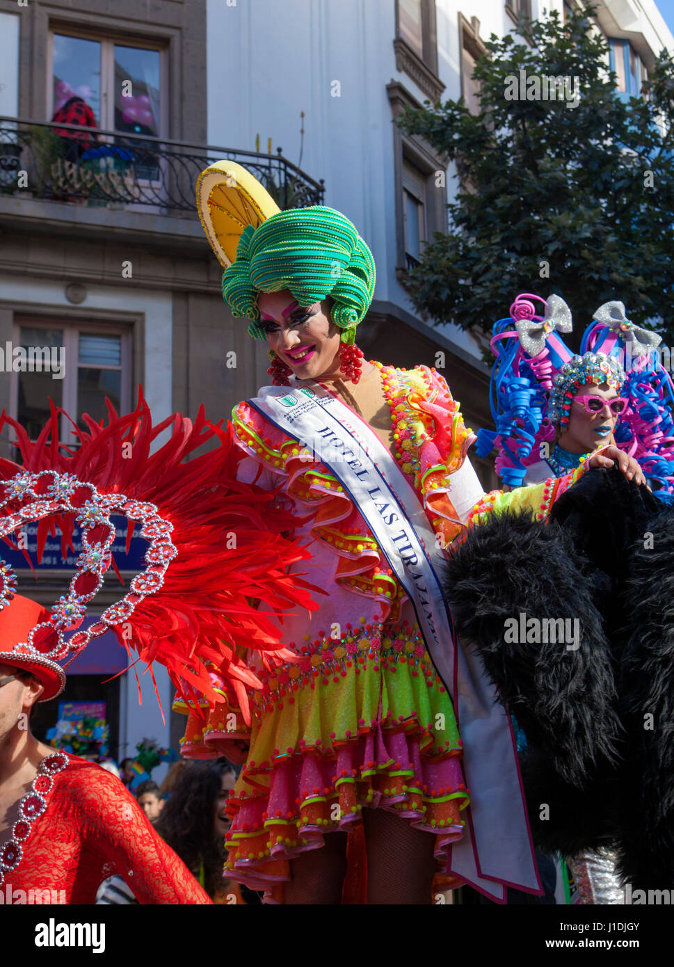 Las Palmas de Gran Canaria, Spanien - März 04: Drag Queen Wettbewerb Finalist begrüßt das Publikum am Main Karnevalsumzug, 4. März 2017 in Las Palmas Stockfoto