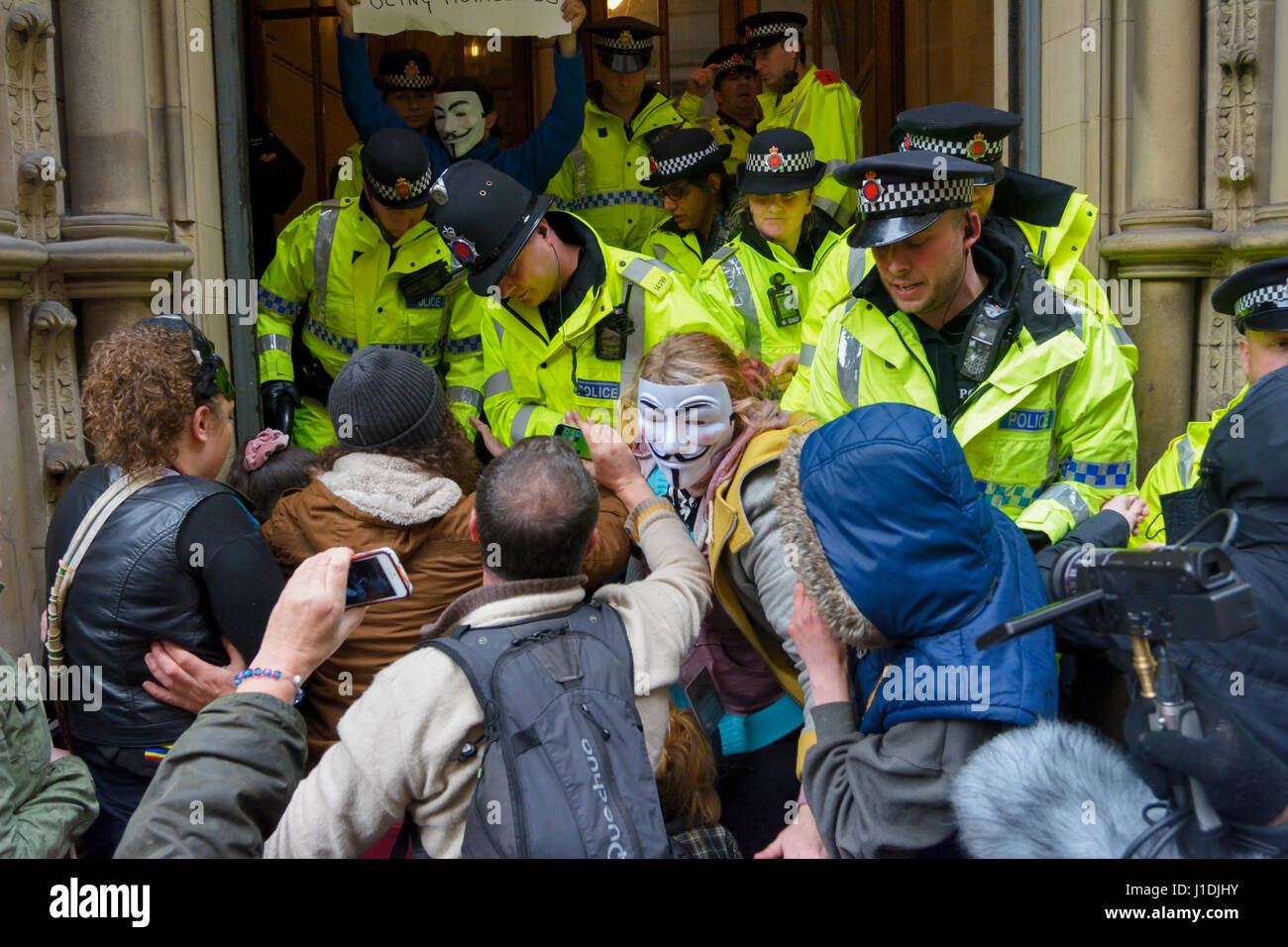 Unterstützer der Obdachlosen & grobe Schwellen in Manchester marschierten von Piccadilly Gardens zu Manchester Town Hall, wo sie versuchten, um Zutritt zu erhalten. Stockfoto