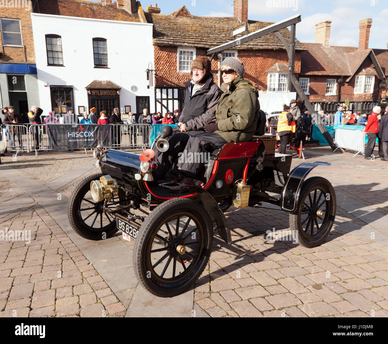 Ein 1903 Oldsmobile, angetrieben von Herrn David Bishop, Pässe durch Crawley High Street, während die 2016 von London nach Brighton Veteran Car Run Stockfoto