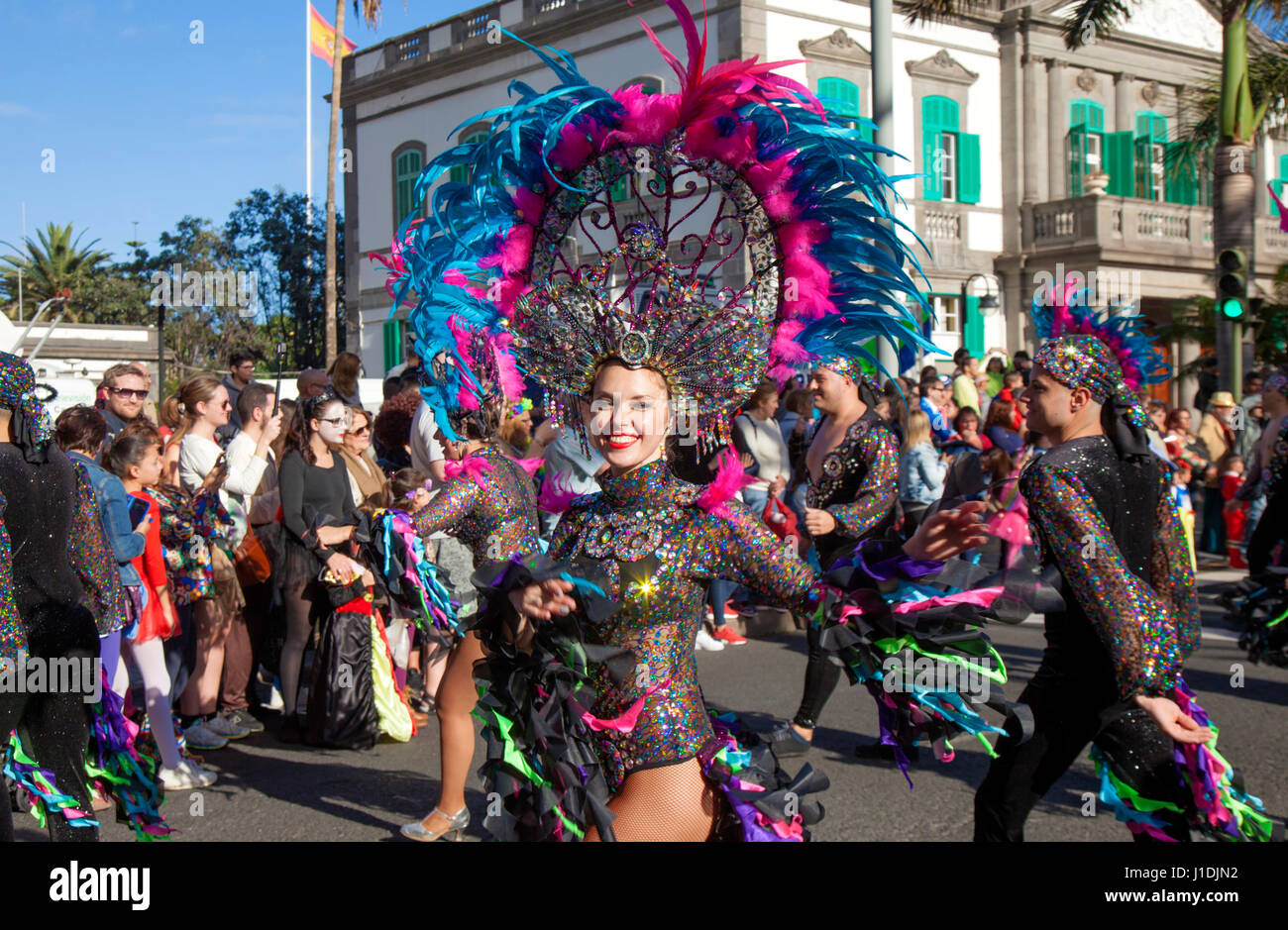 Las Palmas de Gran Canaria, Spanien - März 04: Teilnehmer und Zuschauer genießen Main Karnevalsumzug, 4. März 2017 in Las Palmas de Gran Canaria, Spai Stockfoto