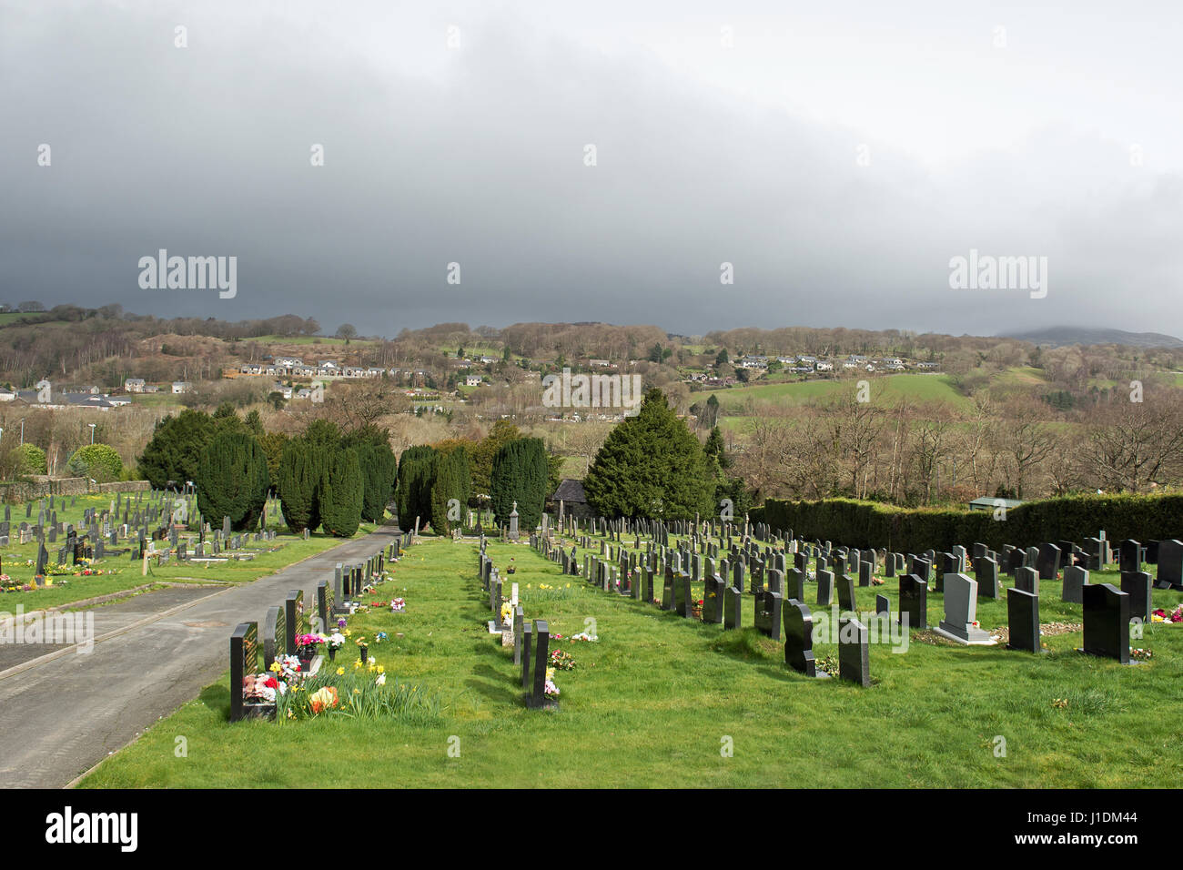 Ortszentrum Friedhof an einem bewölkten Frühlingstag Stockfoto