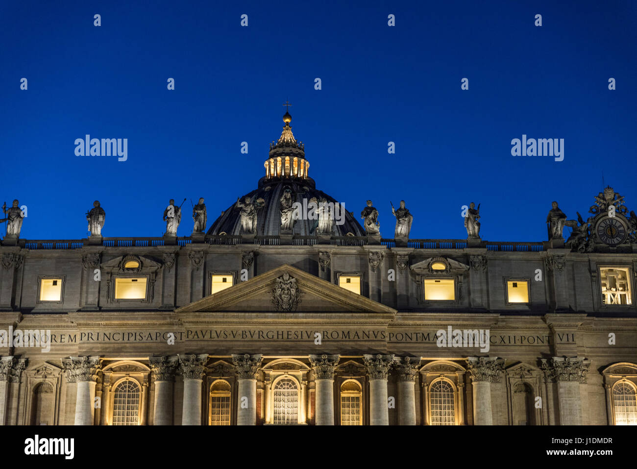 Päpstliche Basilika Sankt Peter in der Nacht in der Vatikanstadt, Vatikan Stockfoto