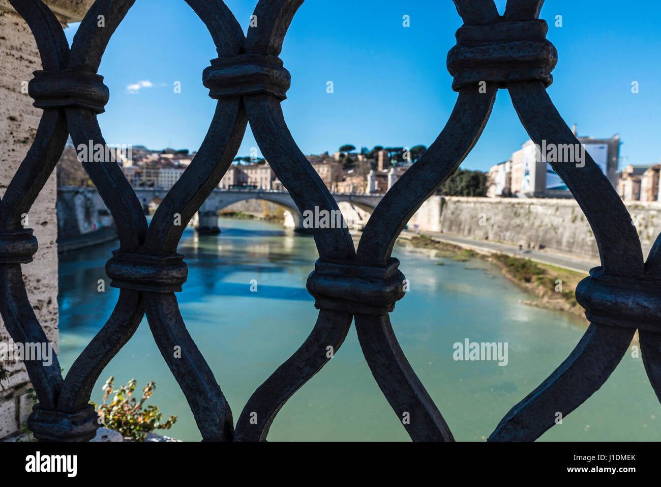 Schmiedeeiserne Geländer einer Brücke über den Tiber durch Rom in Rom, Italien Stockfoto