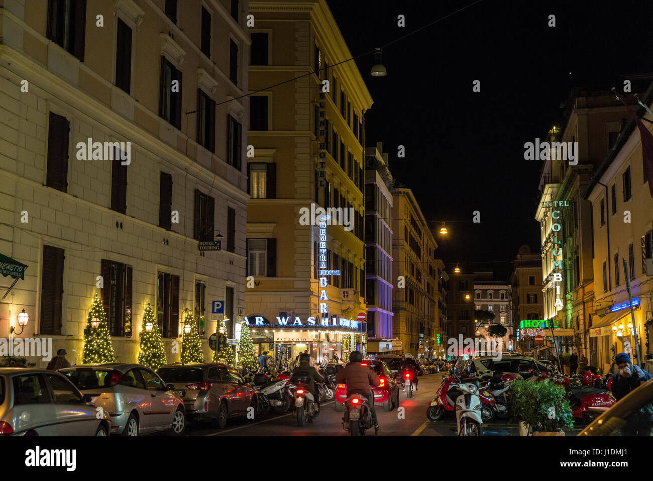 Rom, Italien - 3. Januar 2017: Weihnachtsbeleuchtung auf einer Straße in der Nacht mit Passanten in Rom, Italien Stockfoto