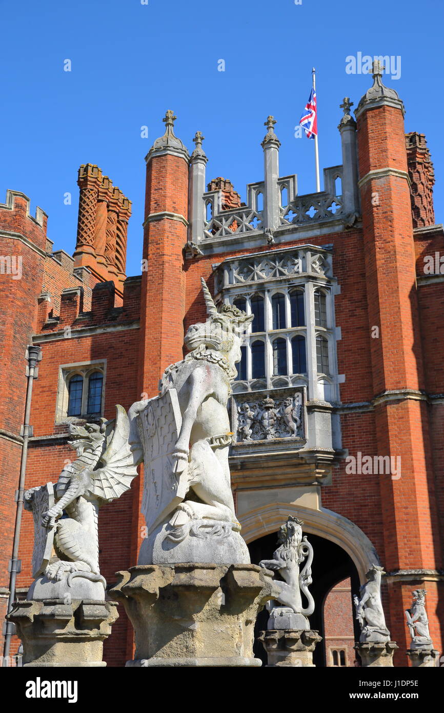 LONDON, UK - 9. April 2017: Die Westfassade und Haupteingang des Hampton Court Palace im Südwesten von London mit Angabe der Drachen Statuen Stockfoto