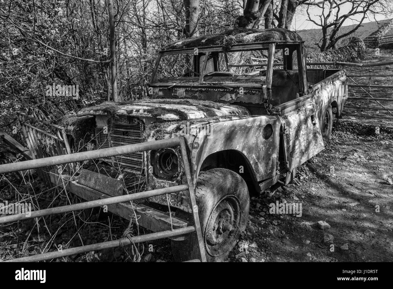 Land Rover auf einem Hof in Narrowdale, Peak District National Park, Staffordshire, England verlassen Stockfoto