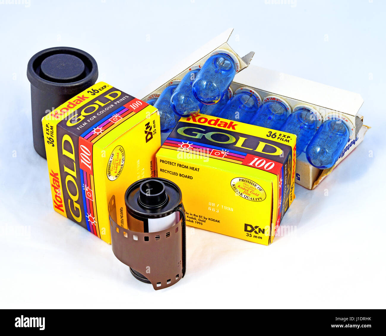 Boxen von Kodak 35mm Film-Kassetten und blaue Blitz-Lampen Stockfoto