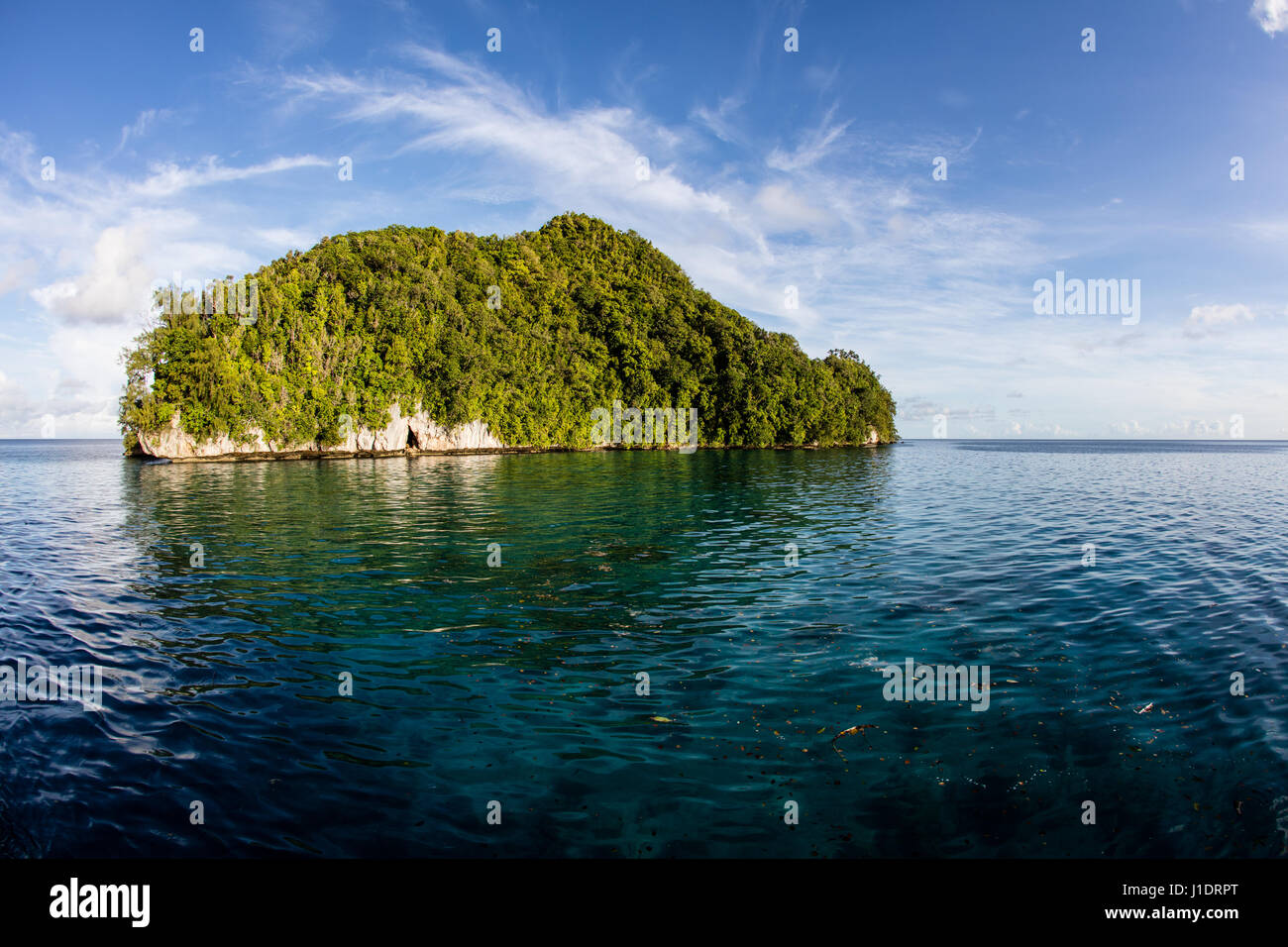 Ruhige Gewässern umgeben eine Kalksteininsel in die Republik Palau. Dieses tropische Land ist ein beliebtes Ziel für Taucher und Schnorchler. Stockfoto
