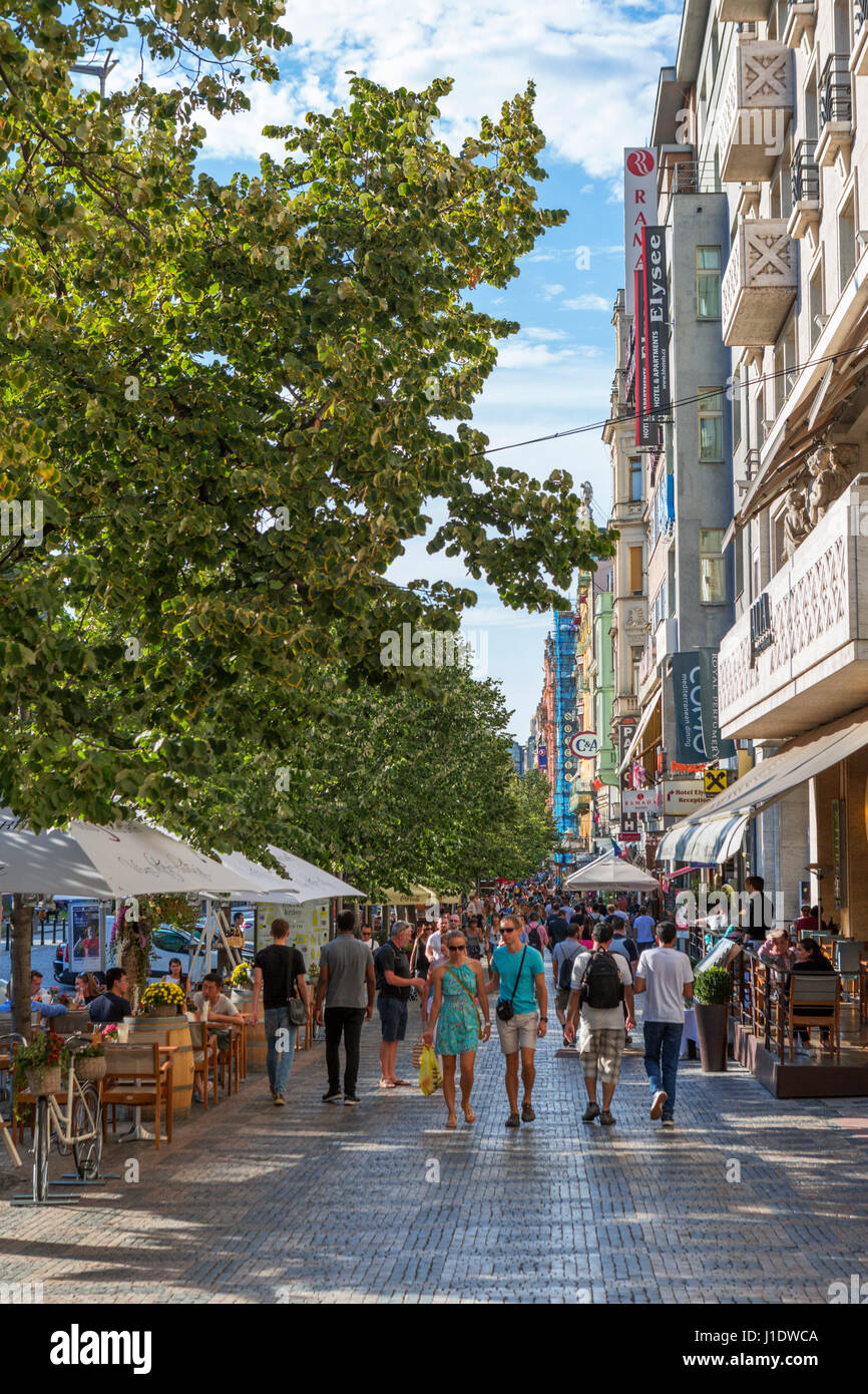 Geschäfte am Wenzelsplatz (Václavské Náměstí), Prag, Tschechische Republik Stockfoto