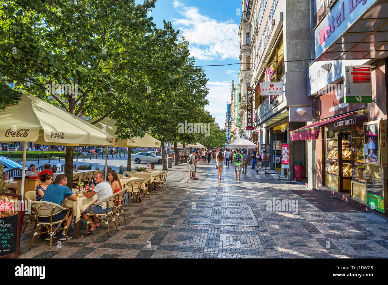 Café und Geschäfte am Wenzelsplatz (Václavské Náměstí), Prag, Tschechische Republik Stockfoto