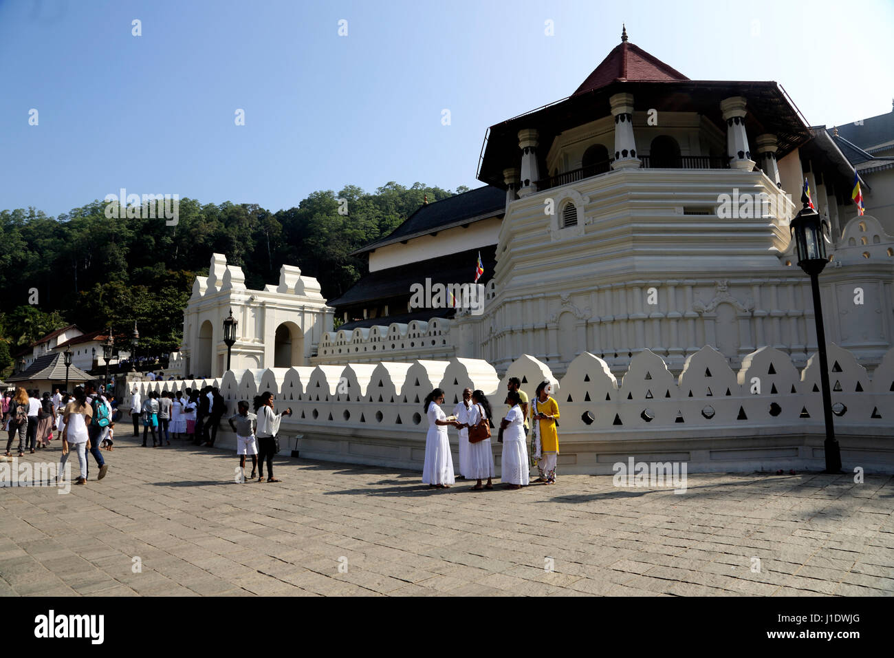 Kandy Sri Lanka Tempel der Zahn Pilger und Touristen außerhalb der Patthirippua auf Navam Poya-Vollmond Stockfoto