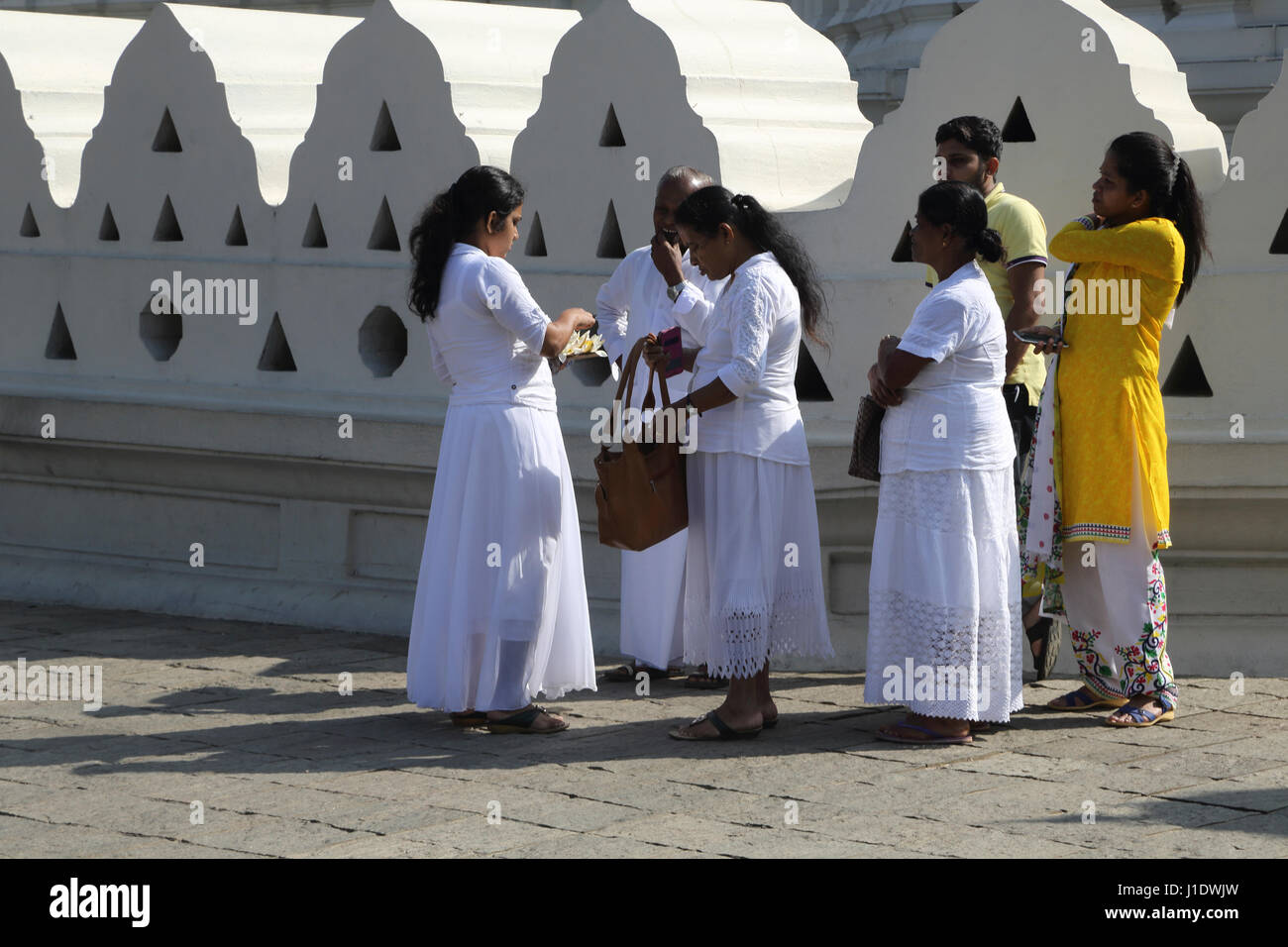 Kandy Sri Lanka Tempel der Zahn Pilger außerhalb der Patthirippua auf Navam Poya ganztags Mond Stockfoto