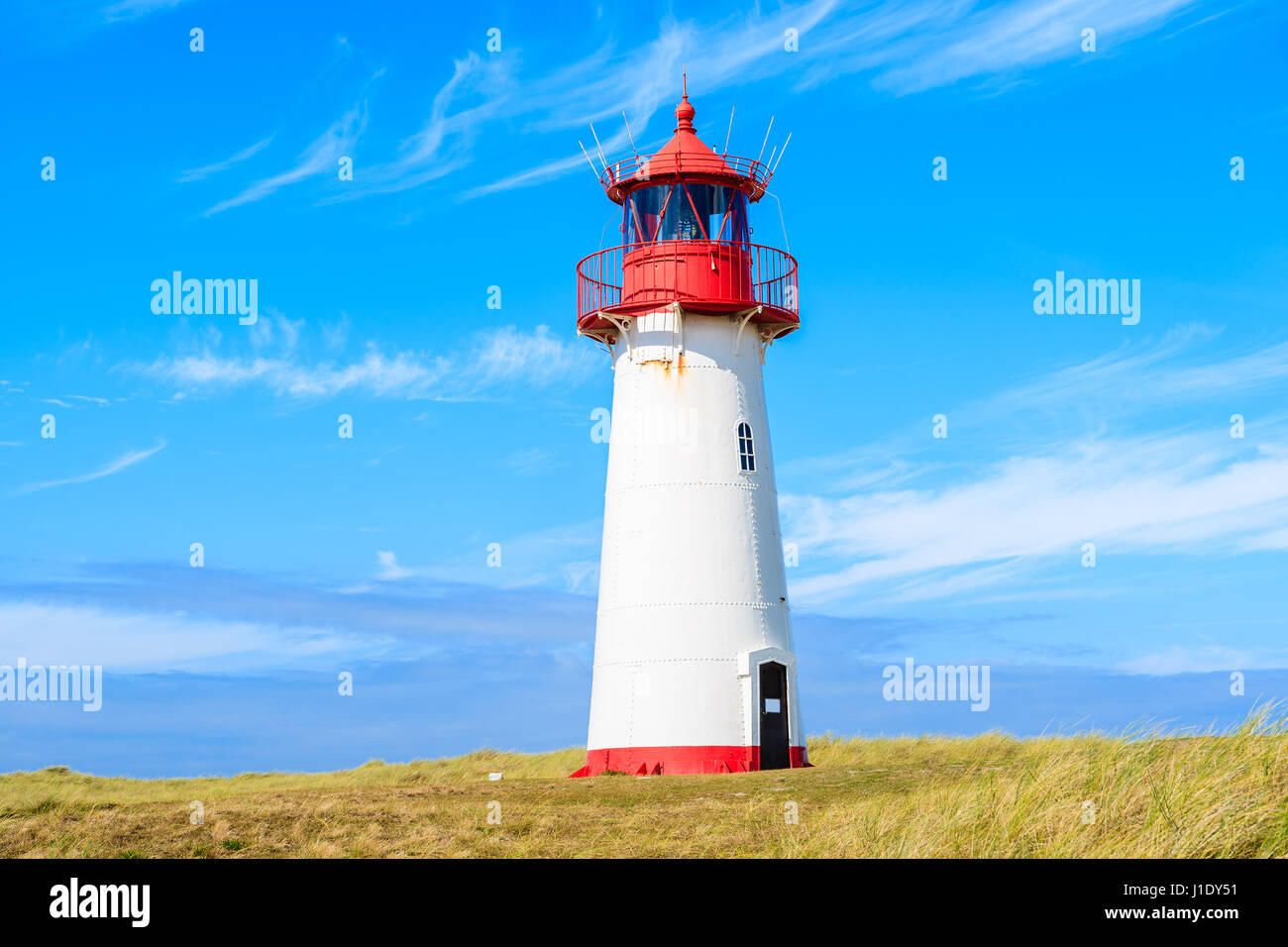 Leuchtturm auf Sanddüne gegen blauen Himmel mit weißen Wolken auf der nördlichen Küste von Sylt Insel in der Nähe von Liste Dorf, Deutschland Stockfoto