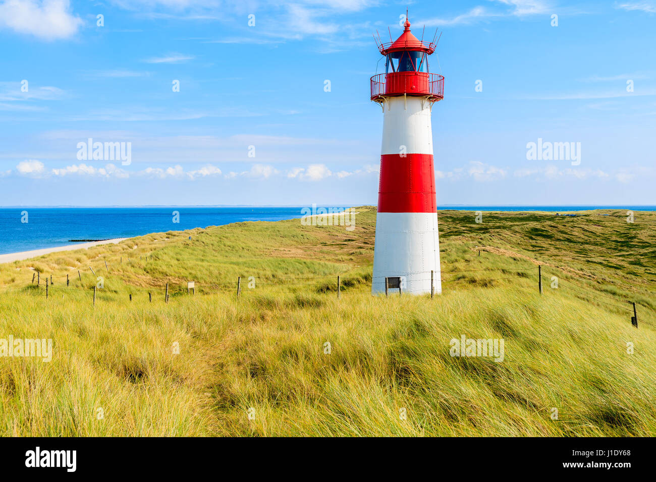 Ellenbogen-Leuchtturm auf Sanddüne und Aussicht auf den Strand auf der nördlichen Küste von Sylt Insel, Deutschland Stockfoto