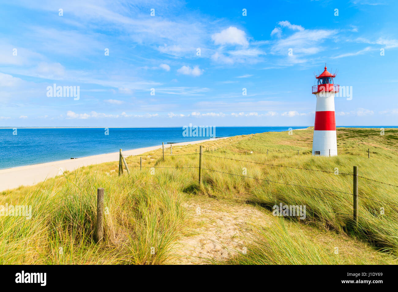 Ellenbogen-Leuchtturm auf Sanddüne und Aussicht auf den Strand auf der nördlichen Küste von Sylt Insel, Deutschland Stockfoto