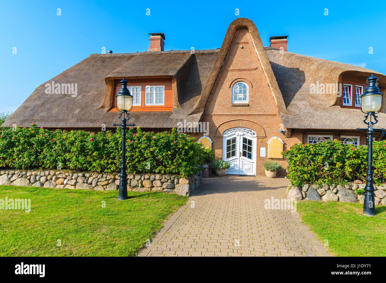 Insel SYLT, Deutschland - SEP 6, 2016: typisch friesischen Haus mit Reetdach auf der Insel Sylt in Kampen Dorf, Deutschland. Stockfoto