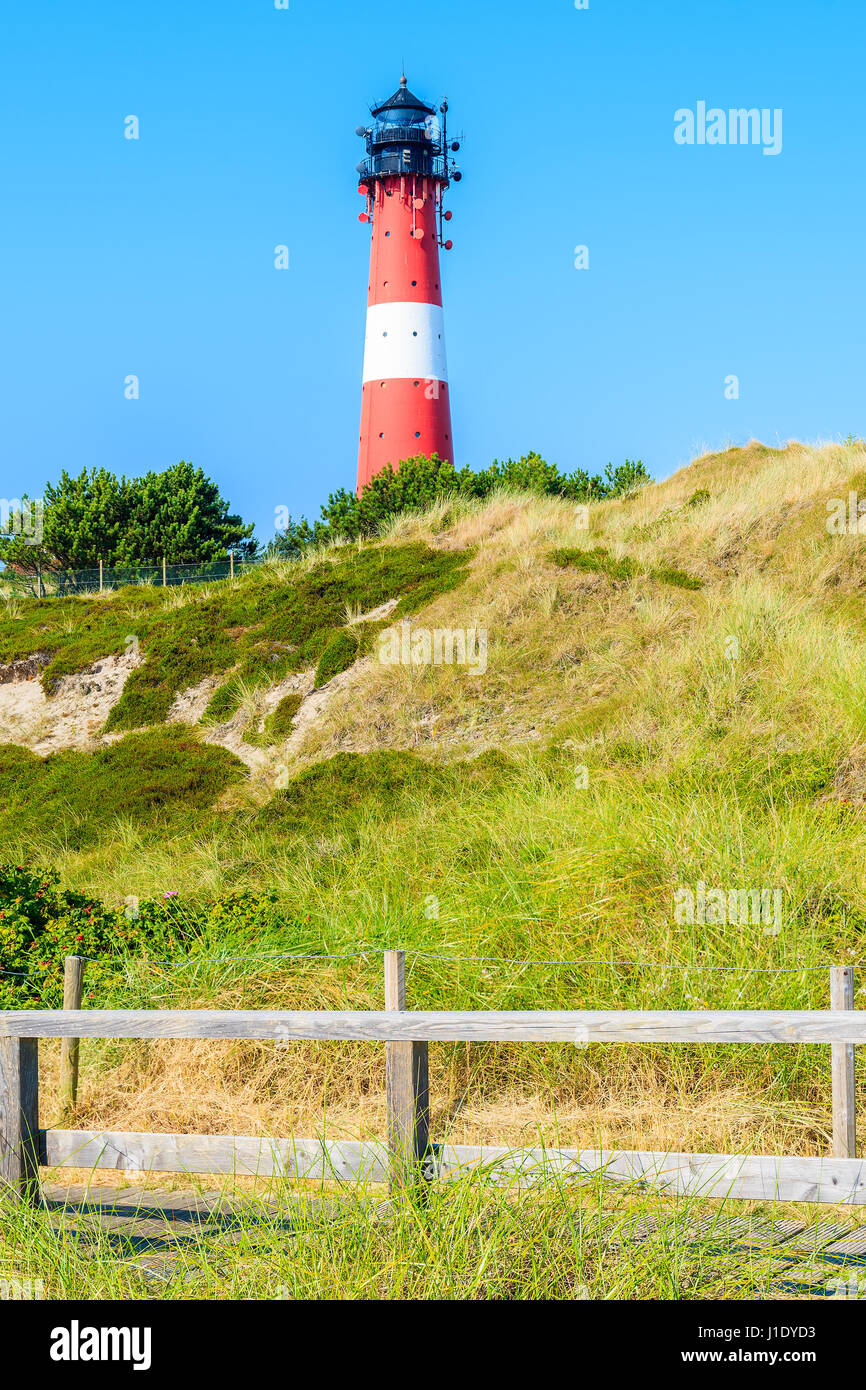 Leuchtturm auf Sanddüne in Hornum Dorf auf der südlichen Küste von Sylt Insel, Deutschland Stockfoto