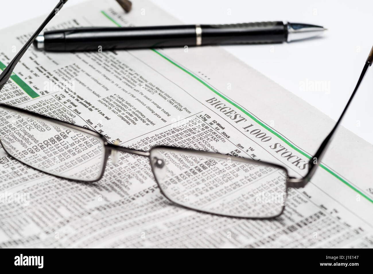 Chicago USA-Feb 12 2017:Glasses und einen Stift auf einem Stock Teil des The Wall Street Journal Newspaper(for editorial use only) Stockfoto