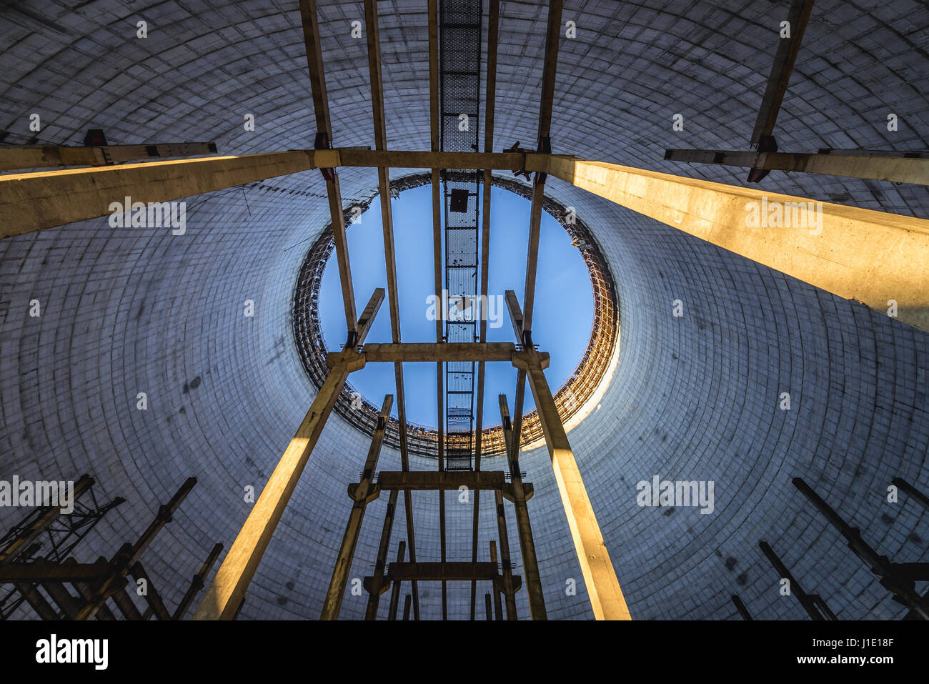 Im Inneren Der Kuhlung Turm Des Kernkraftwerk Tschernobyl In Der Zone Der Entfremdung Um Die Reaktorkatastrophe In Der Ukraine Stockfotografie Alamy