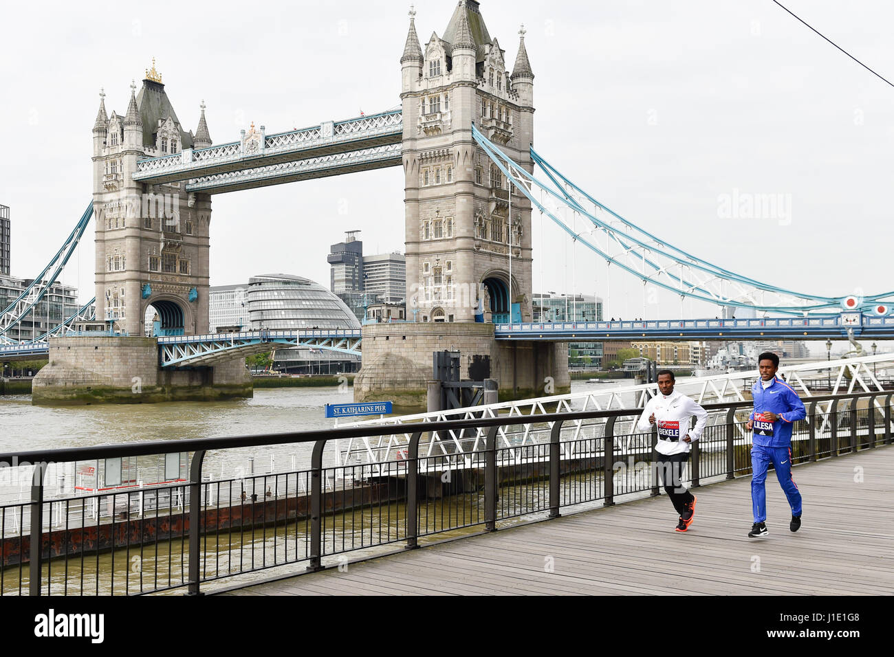 London, UK. 20. April 2017. Kenenisa Bekele, Feyisa Lilesa besuchen die Elite Herren-Foto-Shooting für London Marathon-Läufer in der Nähe von Tower Bridge, London. Bildnachweis: Alan D West/Alamy Live-Nachrichten Stockfoto