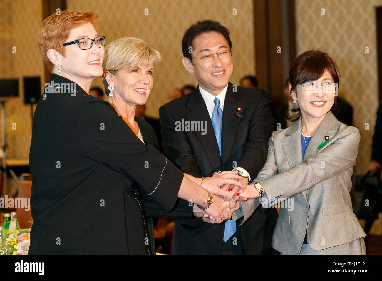 Tokio, Japan. 20. April 2017. Australischer Minister für Verteidigung sammenfassen Payne (L) und Minister für auswärtige Angelegenheiten Julie Bishop (zweiter von links) die Hand mit japanischen Minister für Verteidigung Tomomi Inada (zweiter von rechts) und Minister für auswärtige Angelegenheiten Fumio Kishida, während eines Treffens im Iikura Guest House am 20. April 2017, Tokio, Japan. Der australische Minister kam nach Japan, um eine Zusammenarbeit um Nordkorea Verhalten auf der koreanischen Halbinsel nicht mehr Zement. Die Spannung stieg auf der Halbinsel in diesem Monat nachdem US-Präsident Trump Kriegsschiffe als Reaktion auf Nordkoreas nukleare Missi gesendet Stockfoto