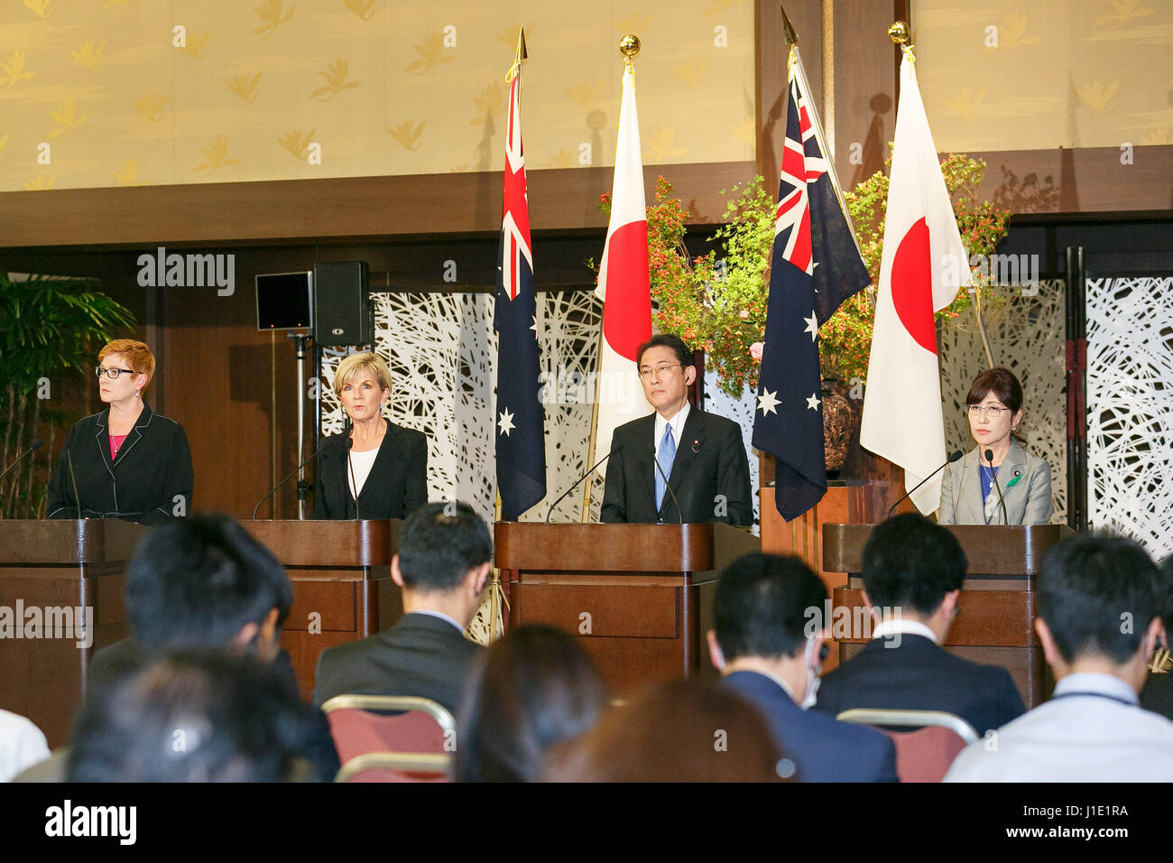 Tokio, Japan. 20. April 2017. (L, R) Australischer Minister für Verteidigung Marise Payne und Minister für auswärtige Angelegenheiten Julie Bishop, neben japanischen Minister für auswärtige Angelegenheiten Fumio Kishida und Minister für Verteidigung Tomomi Inada, sprechen während einer Pressekonferenz im Iikura Guest House am 20. April 2017, Tokio, Japan. Der australische Minister kam nach Japan, um eine Zusammenarbeit um Nordkorea Verhalten auf der koreanischen Halbinsel nicht mehr Zement. Die Spannung stieg auf der Halbinsel in diesem Monat nachdem US-Präsident Trump Kriegsschiffe in Erwiderung auf Nordkoreas nukleare Raketentests geschickt. (Phot Stockfoto