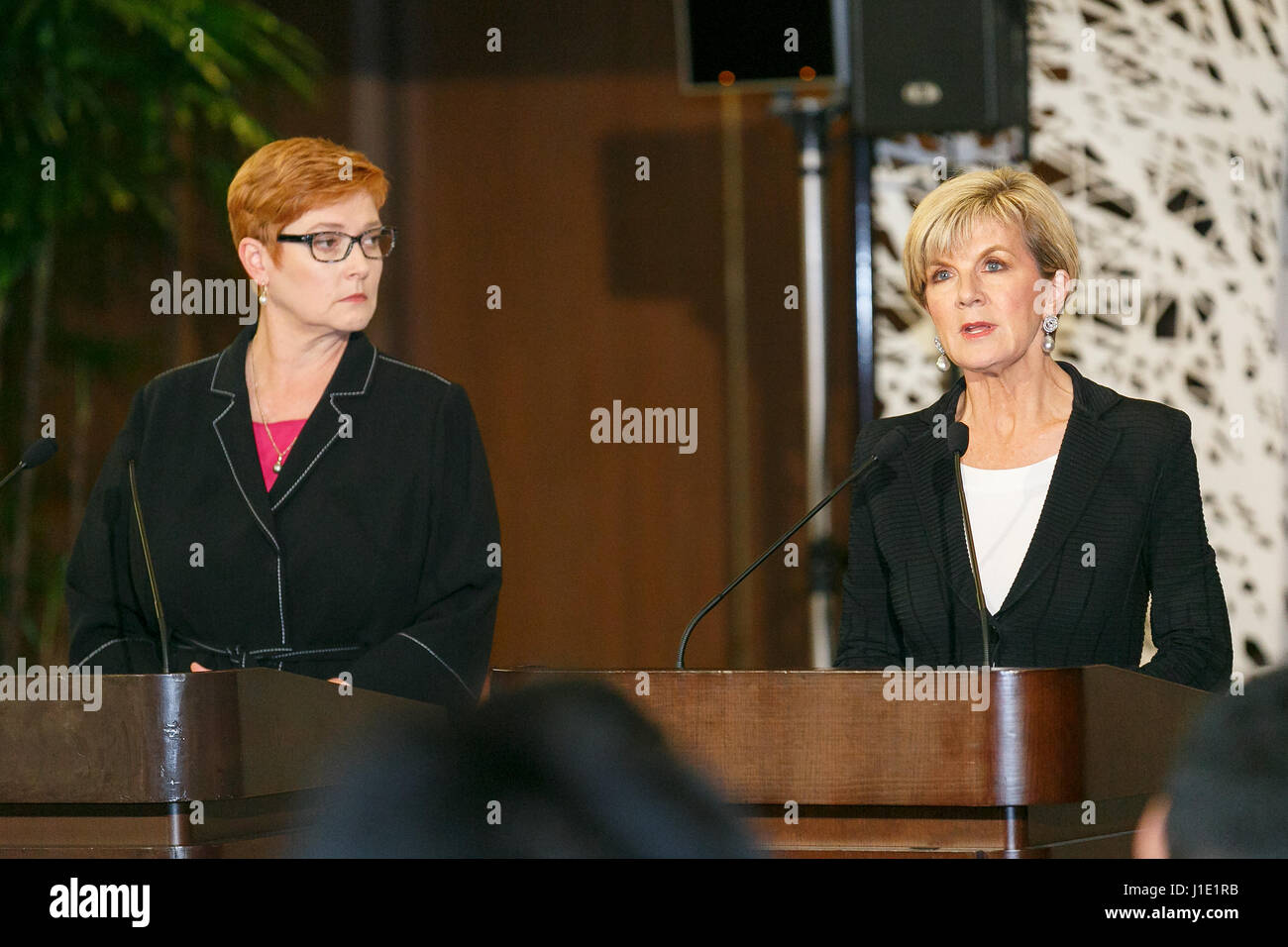 Tokio, Japan. 20. April 2017. (L, R) Australischer Minister für Verteidigung Marise Payne und Minister für auswärtige Angelegenheiten Julie Bishop sprechen während einer Pressekonferenz im Iikura Guest House am 20. April 2017, Tokio, Japan. Der australische Minister kam nach Japan, um eine Zusammenarbeit um Nordkorea Verhalten auf der koreanischen Halbinsel nicht mehr Zement. Die Spannung stieg auf der Halbinsel in diesem Monat nachdem US-Präsident Trump Kriegsschiffe in Erwiderung auf Nordkoreas nukleare Raketentests geschickt. Bildnachweis: Aflo Co. Ltd./Alamy Live-Nachrichten Stockfoto