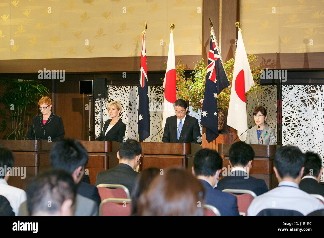 Tokio, Japan. 20. April 2017. (L, R) Australischer Minister für Verteidigung Marise Payne und Minister für auswärtige Angelegenheiten Julie Bishop, neben japanischen Minister für auswärtige Angelegenheiten Fumio Kishida und Minister für Verteidigung Tomomi Inada, sprechen während einer Pressekonferenz im Iikura Guest House am 20. April 2017, Tokio, Japan. Der australische Minister kam nach Japan, um eine Zusammenarbeit um Nordkorea Verhalten auf der koreanischen Halbinsel nicht mehr Zement. Die Spannung stieg auf der Halbinsel in diesem Monat nachdem US-Präsident Trump Kriegsschiffe in Erwiderung auf Nordkoreas nukleare Raketentests geschickt. (Phot Stockfoto