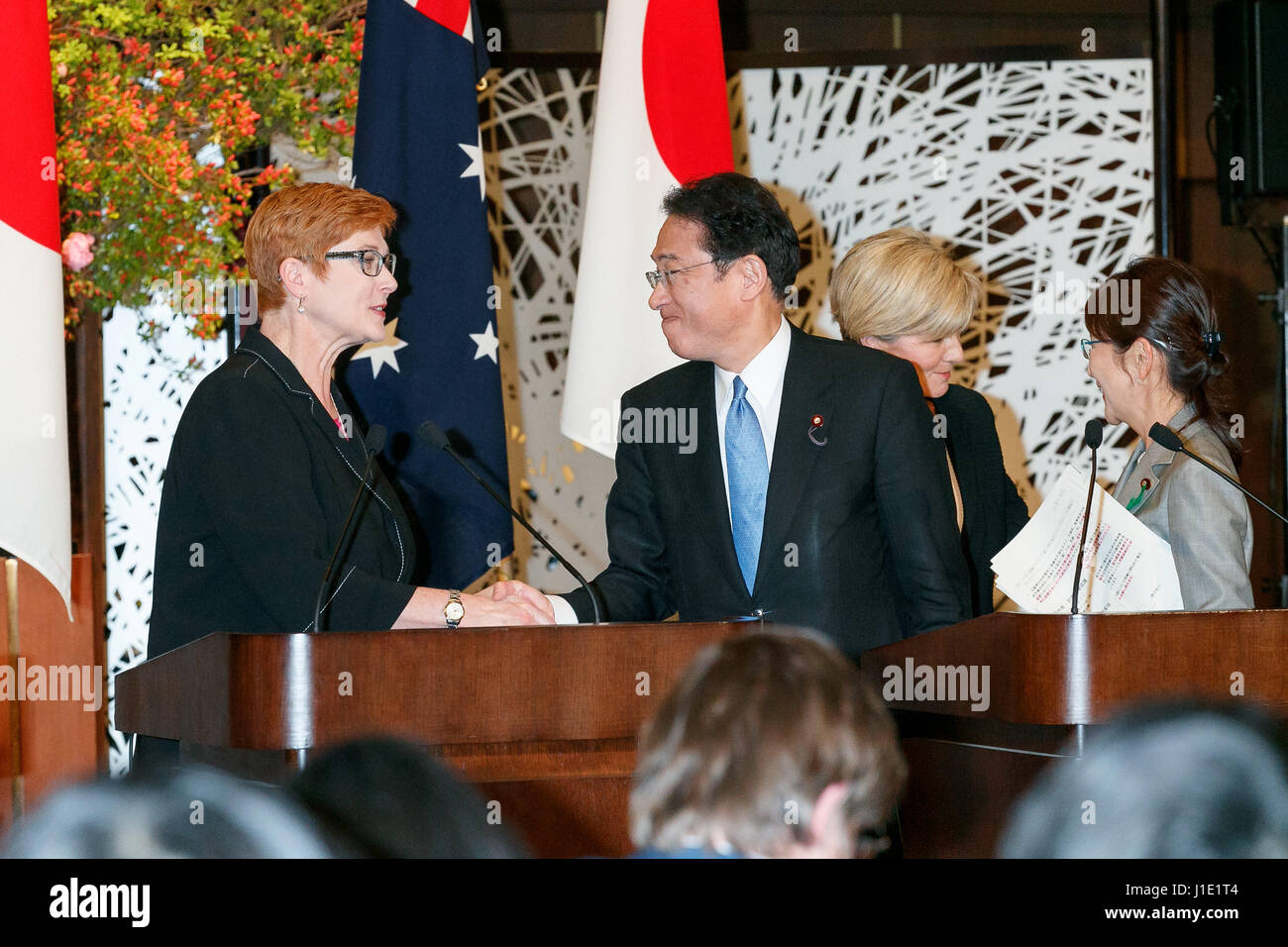 Tokio, Japan. 20. April 2017. (L, R) Schütteln Sie australischer Minister für Verteidigung Marise Payne, japanische Minister für auswärtige Angelegenheiten Fumio Kishida, australischer Minister für auswärtige Angelegenheiten Julie Bishop und japanischen Minister für Verteidigung Tomomi Inada, Hände, während einer Pressekonferenz im Iikura Guest House am 20. April 2017, Tokio, Japan. Der australische Minister kam nach Japan, um eine Zusammenarbeit um Nordkorea Verhalten auf der koreanischen Halbinsel nicht mehr Zement. Bildnachweis: Aflo Co. Ltd./Alamy Live-Nachrichten Stockfoto
